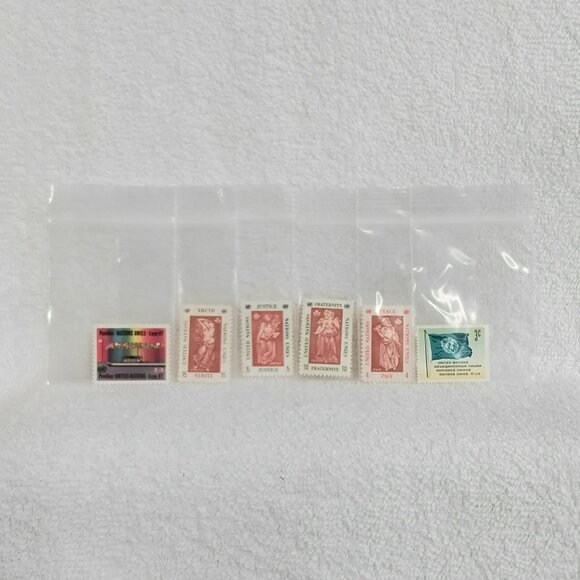 Complete & Uncirculated 1967 United Nations... Pavilian Stamps & Stamp Folder!! - Picture 4 of 5